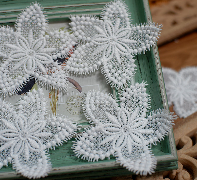 White flower lace cloth patch  - Embroidery Letter M recension och pris