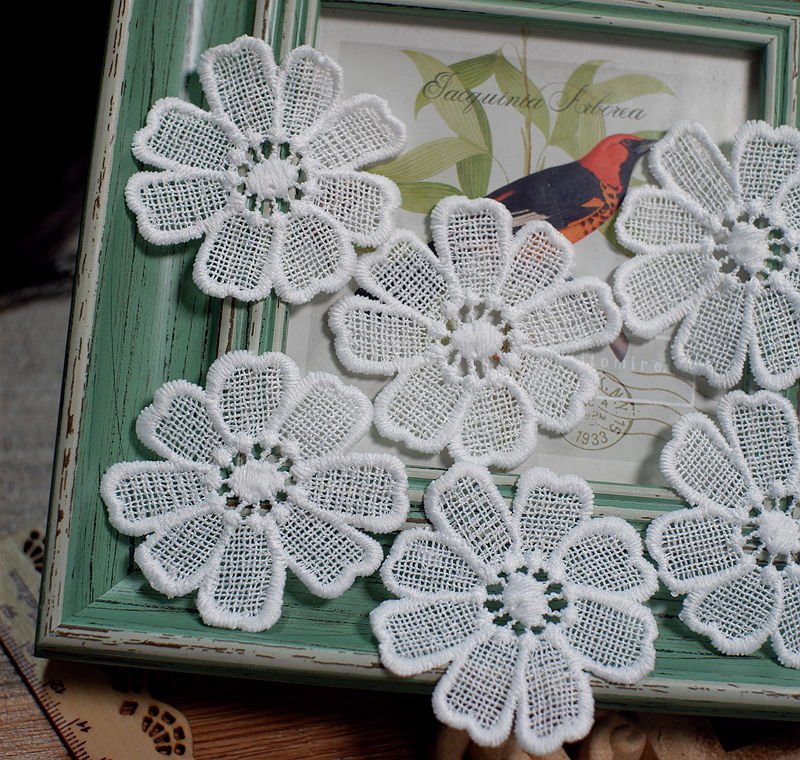 White flower lace cloth patch  - Embroidery Letter M recension och pris