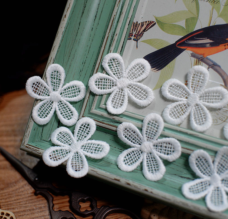 White flower lace cloth patch  - Embroidery Letter M recension och pris