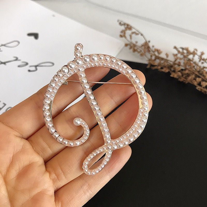 English Letters A-Z Pearl Broo - Embroidery Letter M recension och pris